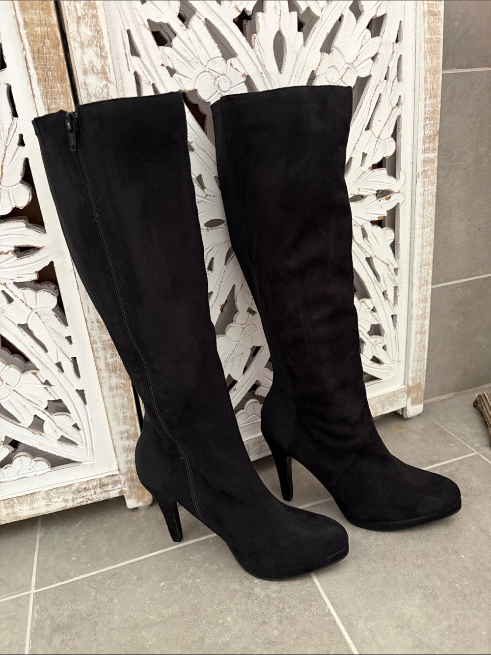 Express Black Knee-High Suede Heeled Boots